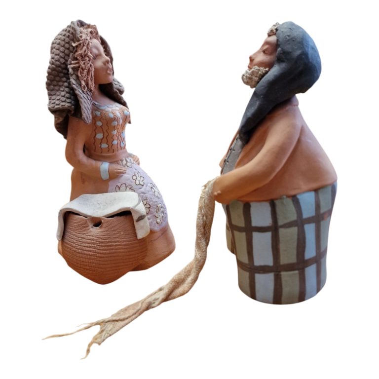Casal de Figuras Tradicionais Portuguesas em Barro Policromado com Trajes Regionais – Conjunto de 2 Peças