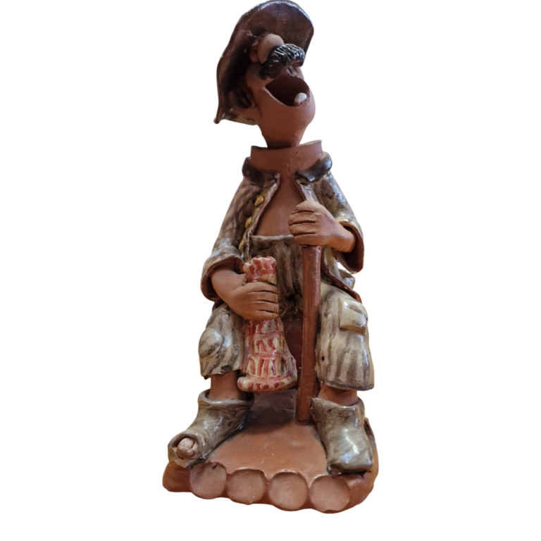 Pereira – Figura Popular Masculina Sentada com Chapéu, Cajado e Garrafa – Cerâmica Portuguesa – 23 cm