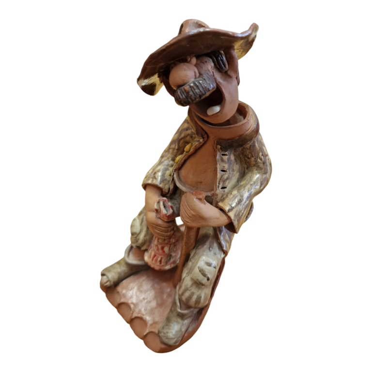 Pereira – Figura Popular Masculina Sentada com Chapéu, Cajado e Garrafa – Cerâmica Portuguesa – 23 cm